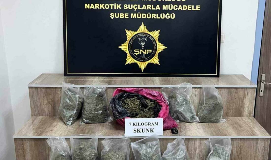 Siverek’te 7 kilo skunk ele geçirildi, 3 gözaltı Siverek ilçesinde düzenlenen uyuşturucu operasyonunda 7 kilogram skunk maddesi ele