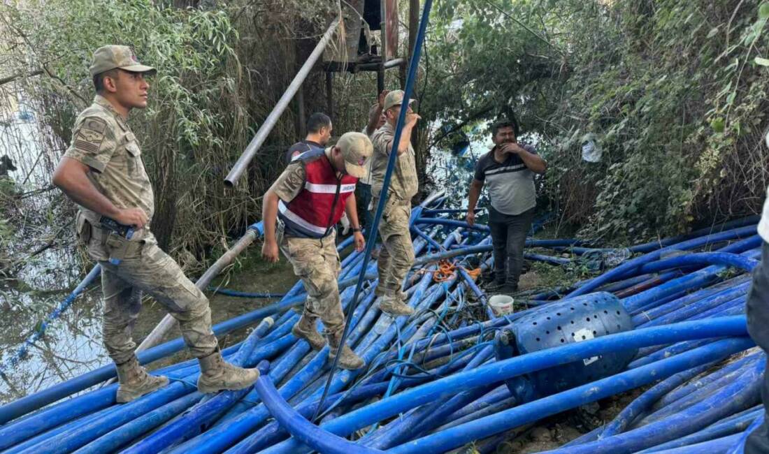 Birecik ilçesinde, Fırat Nehri'nde su dinamosu tamiri yapmaya çalışan bir