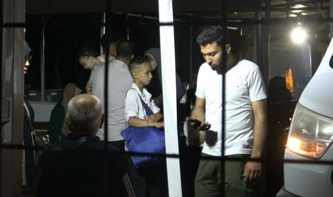 Kilis Öncüpınar Gümrük Kapısı'nda Suriyeli sığınmacılar gece saatlerinde de gönüllü