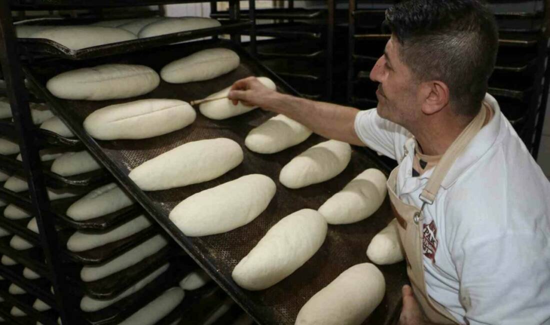 Hava sıcaklıklarının 45 derecenin üzerinde olduğu Diyarbakır’da fırın ustaları, 250