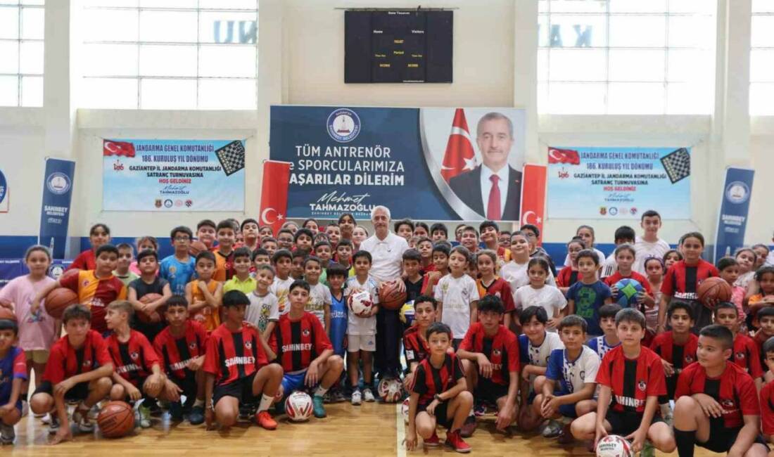 Şahinbey Belediye Başkanı Mehmet Tahmazoğlu, yaz tatilinde çocukları ve gençleri