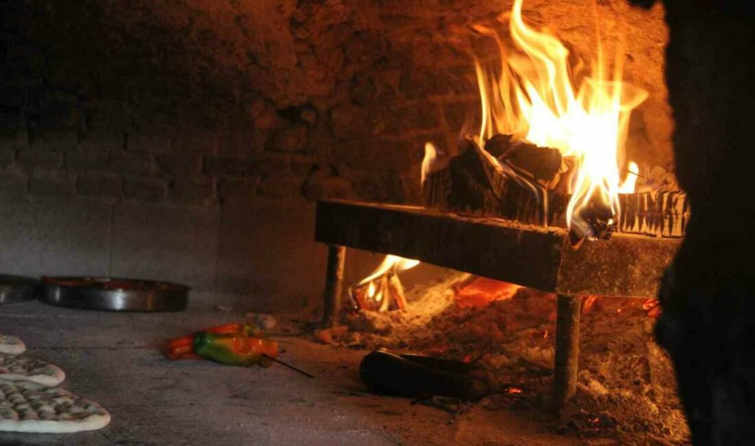 Şanlıurfa'da termometreler 50 dereceyi aştığı zaman taş fırın ustaları zorlu