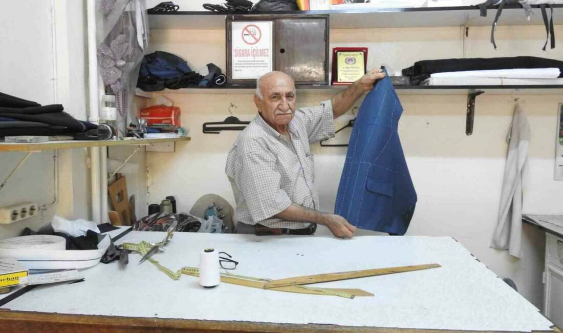 Kilis'te 65 yıldır terzilik yapan, 53 yıldır usta olarak çalışan