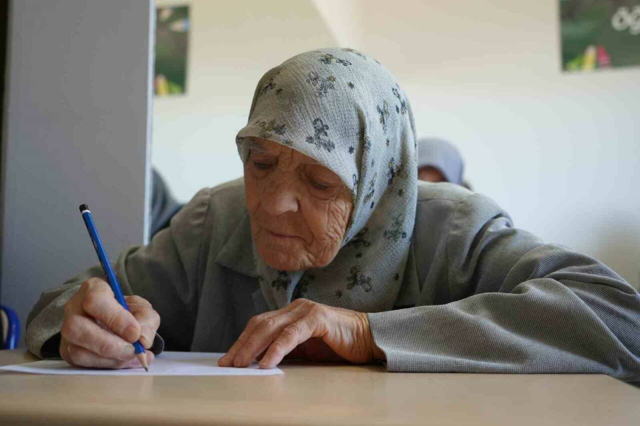 Gaziantep’te yaşları 60 ile 85 arasında değişen torun sahibi nineler,