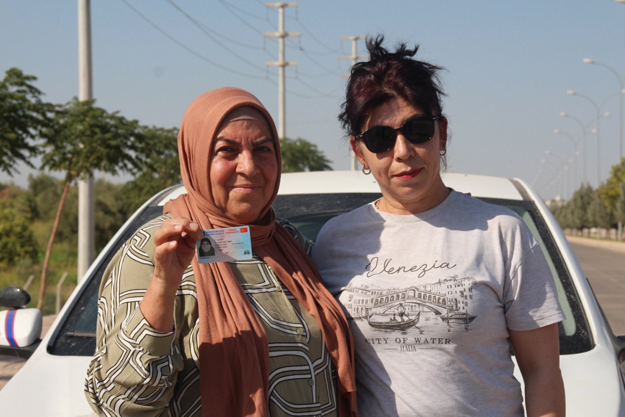 Şanlıurfa'da 65 yaşındaki Suphiye Demirel, torununun ehliyet sınavına götürdüğü alanda