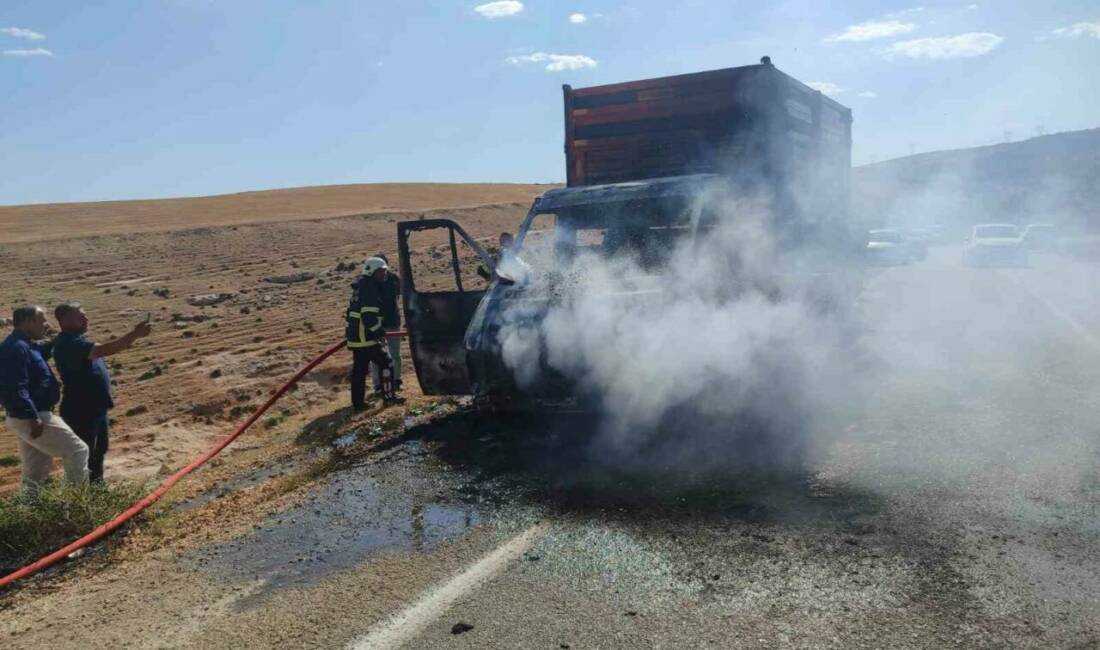 Besni ilçesindeki bir köy yakınlarında traktör römorku taşıyan bir kurtarıcı