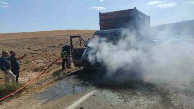 Besni ilçesindeki bir köy yakınlarında traktör römorku taşıyan bir kurtarıcı