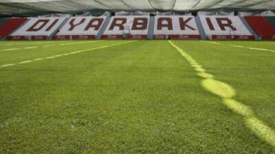 Diyarbakır Valisi Murat Zorluoğlu, zemin yenileme çalışmaları devam eden Diyarbakır