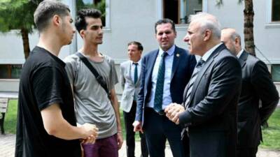 Diyarbakır Valisi Murat Zorluoğlu, kentteki yükseköğretim öğrenci yurtlarını ziyaret ederek