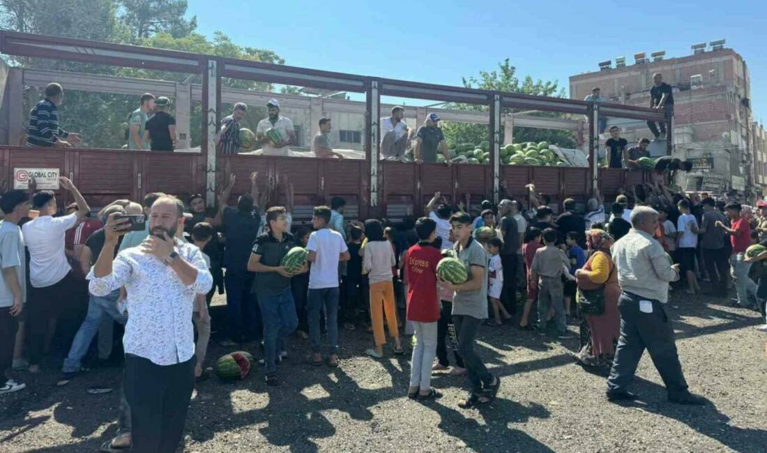 Şanlıurfa'nın Birecik ilçesinde 30 yıldır karpuz satışı yapan bir esnaf,