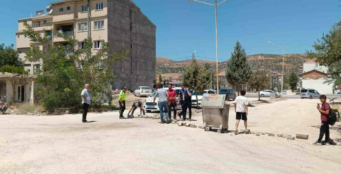 Gölbaşı ilçesinde yaşayan vatandaşlar, yolların asfaltlanmaması nedeniyle toz içinde kaldıklarını