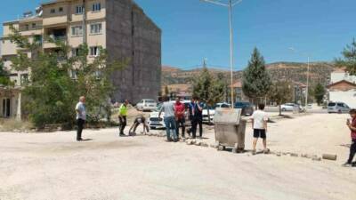 Gölbaşı ilçesinde yaşayan vatandaşlar, yolların asfaltlanmaması nedeniyle toz içinde kaldıklarını