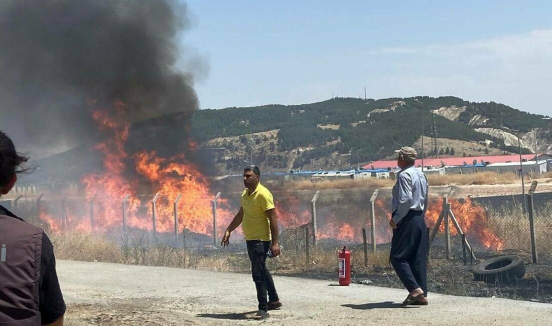 Vatandaşların erken müdahalesi konteyner kenti yanmaktan kurtardı Adıyaman'ın Örenli Mevkiinde bulunan K-16 Konteyner kent, vatandaşların anız yangınına