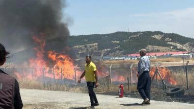 Adıyaman'ın Örenli Mevkiinde bulunan K-16 Konteyner kent, vatandaşların anız yangınına