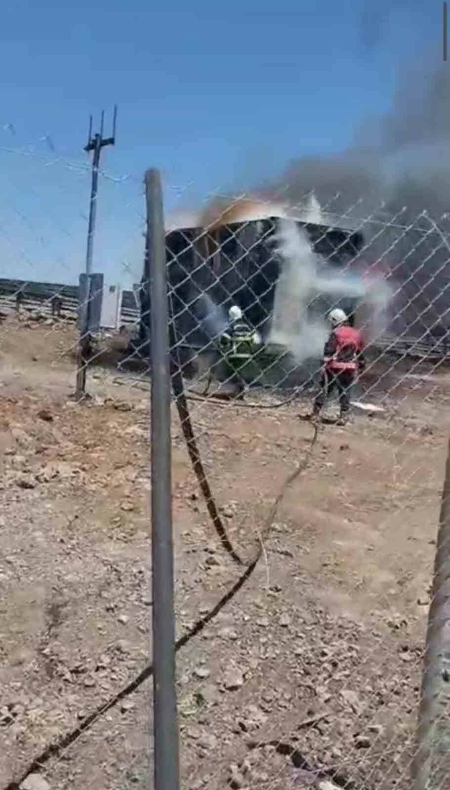 Şanlıurfa'nın Viranşehir ilçesinde güneş enerjisi sistemlerine ait trafoda yangın çıktı.
