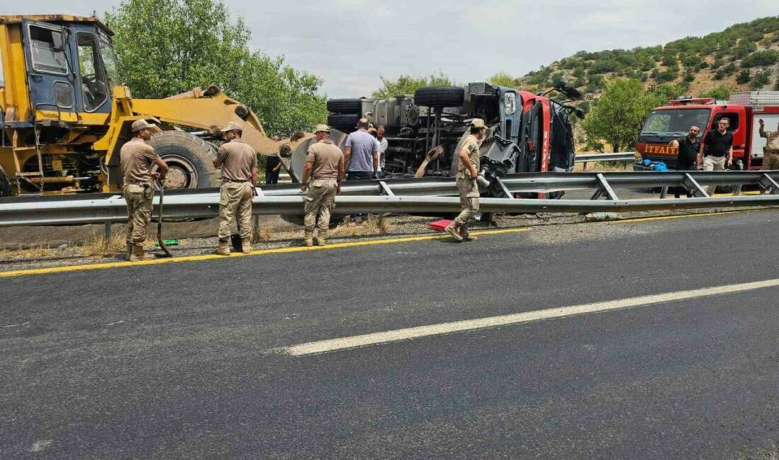 Ergani ilçesinde ormanlık alanda çıkan yangını söndürmeye giden itfaiye aracı