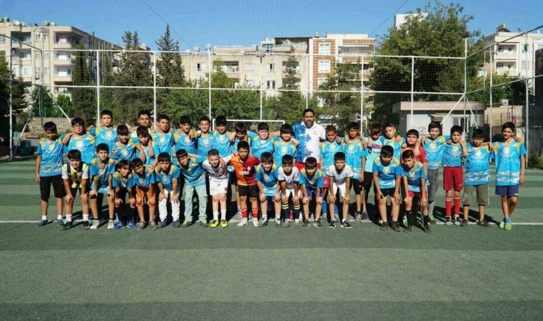 Haliliye Belediyesi tarafından düzenlenen futbol kursuna 7-14 yaş arasındaki çocuklar