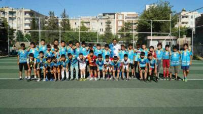 Haliliye Belediyesi tarafından düzenlenen futbol kursuna 7-14 yaş arasındaki çocuklar