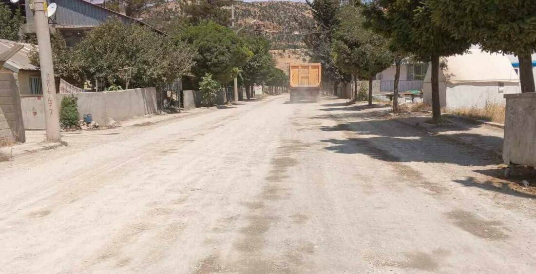 Gölbaşı’nda yol sorunu vatandaşı canından bezdirdi Gölbaşı ilçesinde bulunan Kurugeçit Mahallesi'nde yer alan göl ile bağlantıyı
