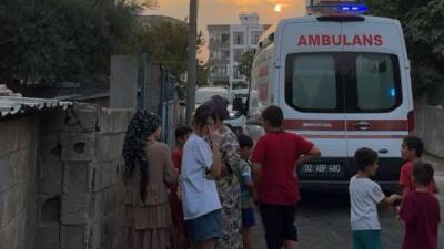 Adıyaman'ın Karapınar Mahallesi'nde 3 katlı bir binanın tepesinden düşen 47
