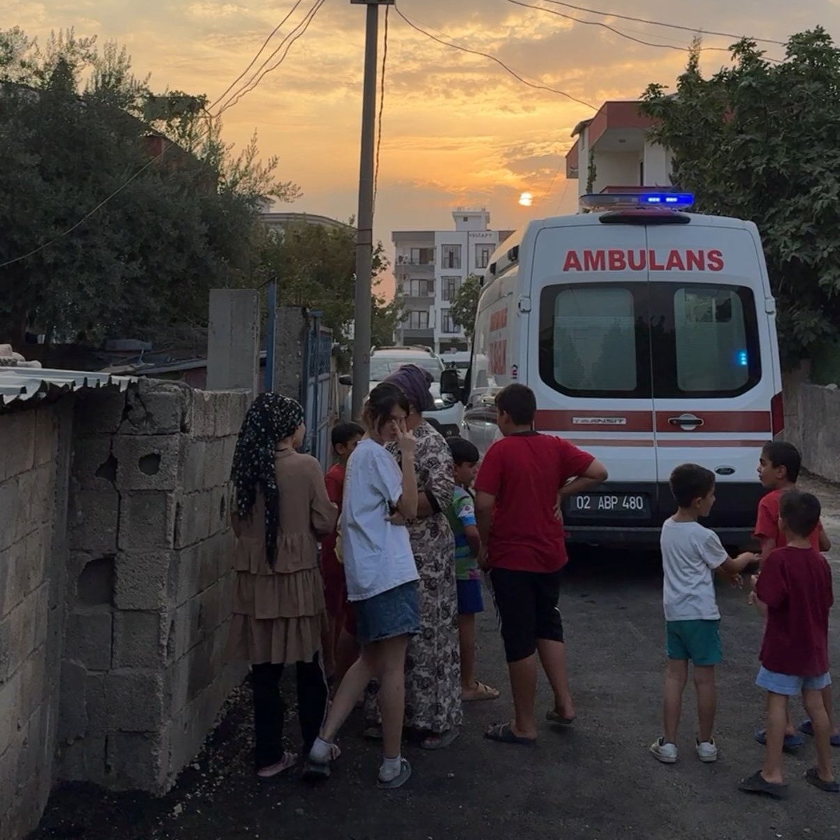 Adıyaman'ın Karapınar Mahallesi'nde 3 katlı bir binanın tepesinden düşen 47