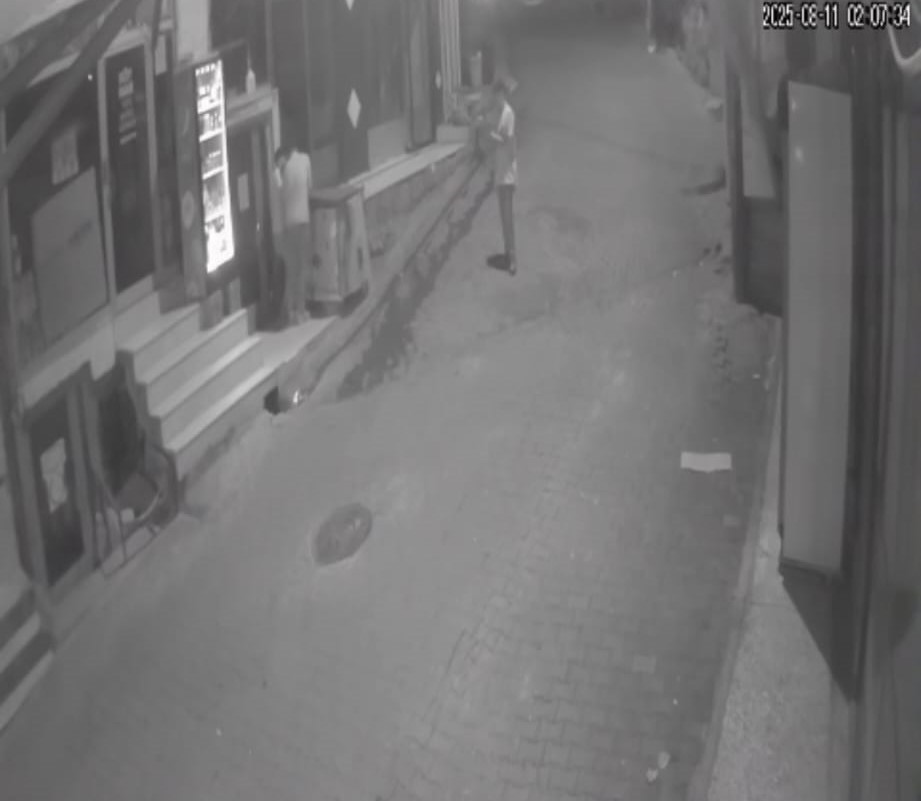 Sason ilçesindeki bir markette, kimliği belirsiz üç kişi bir dolabı