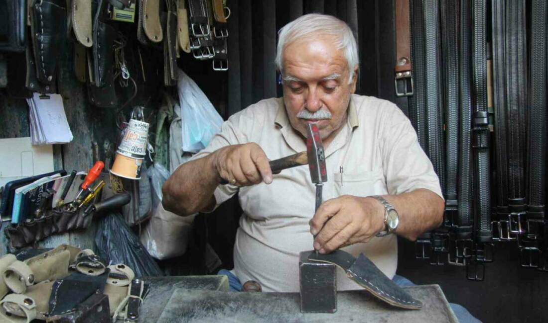 Gaziantep'te 70 yaşındaki Ökkeş Özsabancıoğlu, 2 metrekarelik dükkanında saraciyelik mesleğini