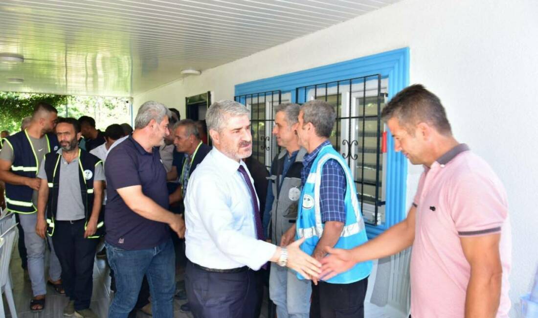 Besni Belediye Başkanı Reşit Alkan, sabahın erken saatlerinde Temizlik İşleri