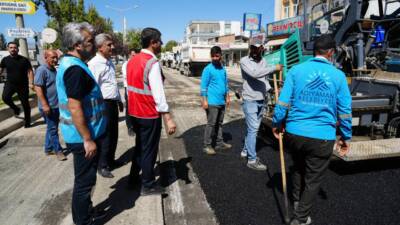 Adıyaman Belediyesi altyapısı tamamlanan Karapınar Caddesi’nde asfalt serimine başladı. Çalışmalar
