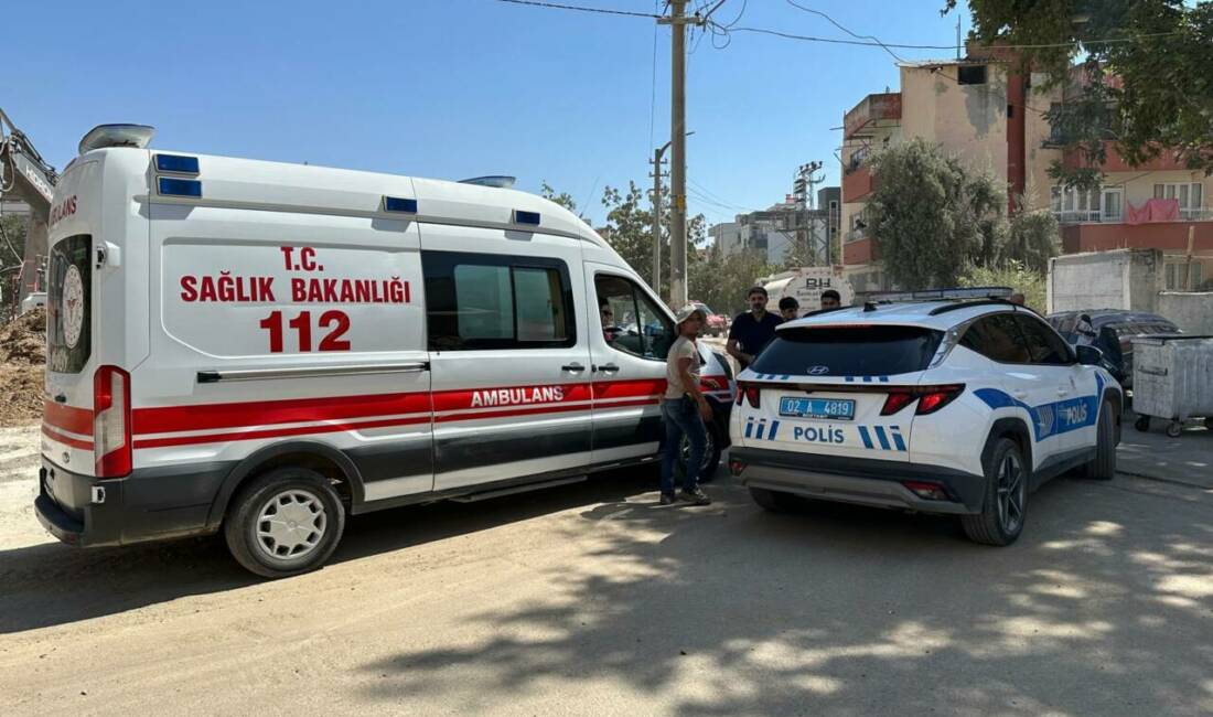 Adıyaman’da, hasarlı binanın yıkımı esnasında kepçe operatörünün enkaz altında kaldığı