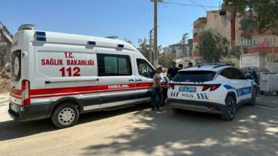 Adıyaman’da, hasarlı binanın yıkımı esnasında kepçe operatörünün enkaz altında kaldığı