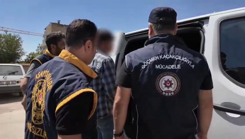 Adıyaman’da düzensiz göç uygulaması yapıldı Adıyaman İl Emniyet Müdürlüğü ekipleri düzensiz göçle mücadele kapsamında il