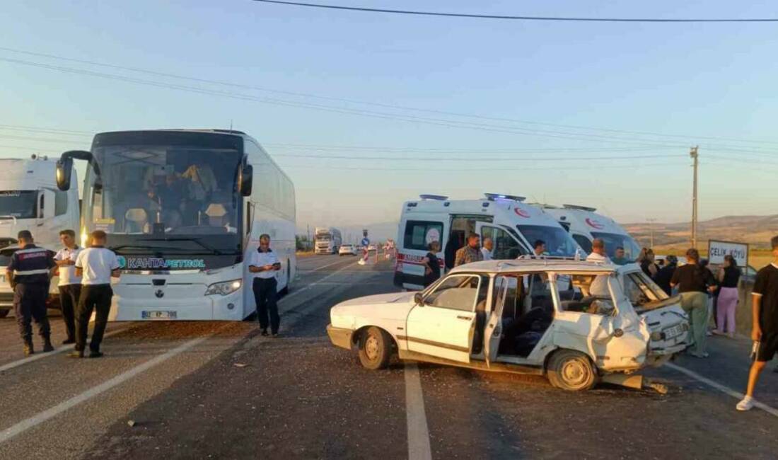 Adıyaman'ın Gölbaşı ilçesinde otobüs ile otomobilin çarpışması sonucu 5 kişi