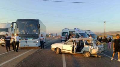Adıyaman'ın Gölbaşı ilçesinde otobüs ile otomobilin çarpışması sonucu 5 kişi
