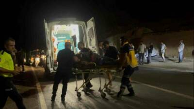 Besni ilçesinde meydana gelen trafik kazasında, iki otomobil çarpıştı ve