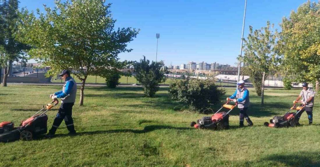 Adıyaman Belediyesi Park ve Bahçeler Müdürlüğü ekipleri, yüksek sıcaklıklar nedeniyle