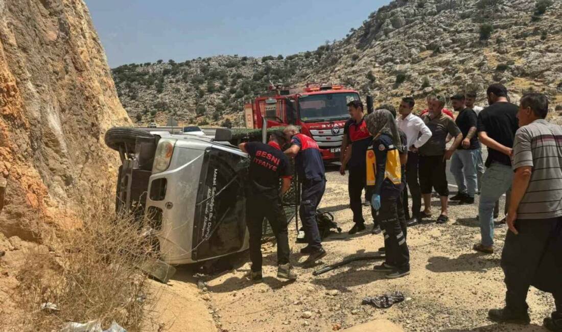 Besni ilçesinde meydana gelen trafik kazasında kamyonet şarampole devrildi ve