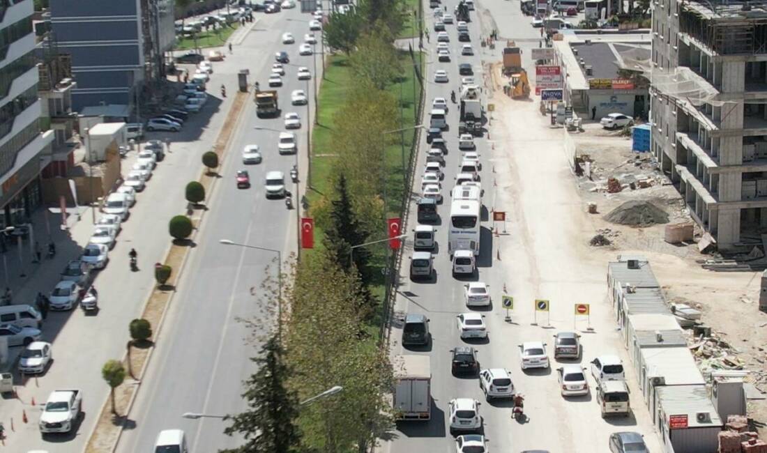 Adıyaman’da Valilik Kavşağı'nda yaşanan yoğun trafik sürücülerin sabrını zorluyor. Alt