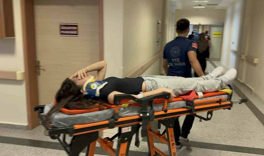 Adıyaman'da Karapınar Mahallesi'nde meydana gelen trafik kazasında, bir yolcu minibüsü