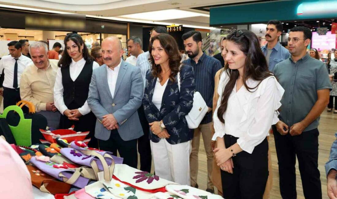 Adıyaman Valisi Osman Varol, aile destek merkezinde üretilen ürünlerin sergisini