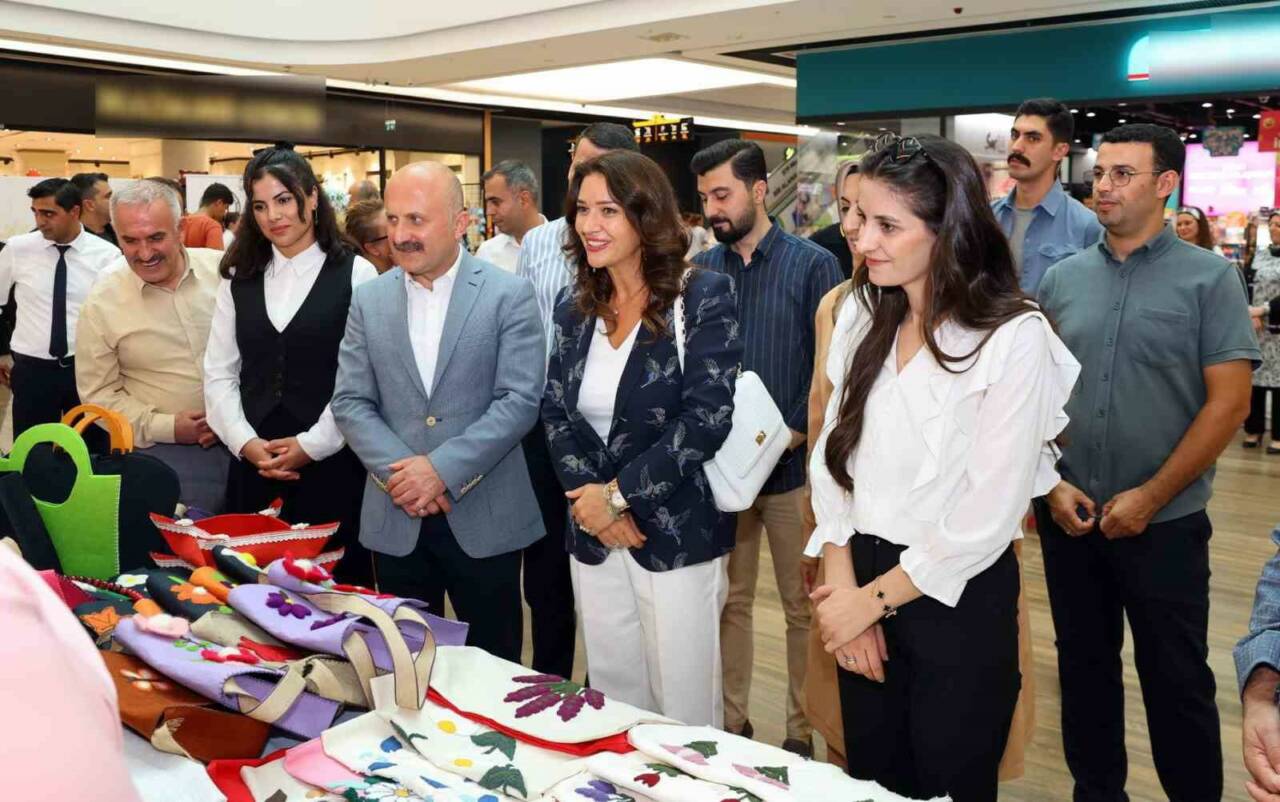 Adıyaman Valisi Osman Varol, aile destek merkezinde üretilen ürünlerin sergisini
