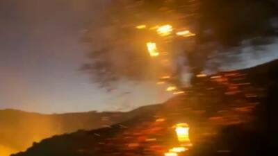 Adıyaman’ın Cendere Köprüsü yakınlarında bilinmeyen bir nedenle çıkan anız yangını,