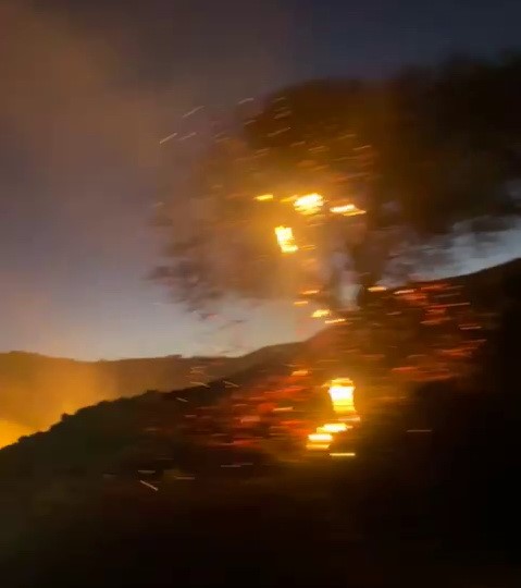 Adıyaman’ın Cendere Köprüsü yakınlarında bilinmeyen bir nedenle çıkan anız yangını,