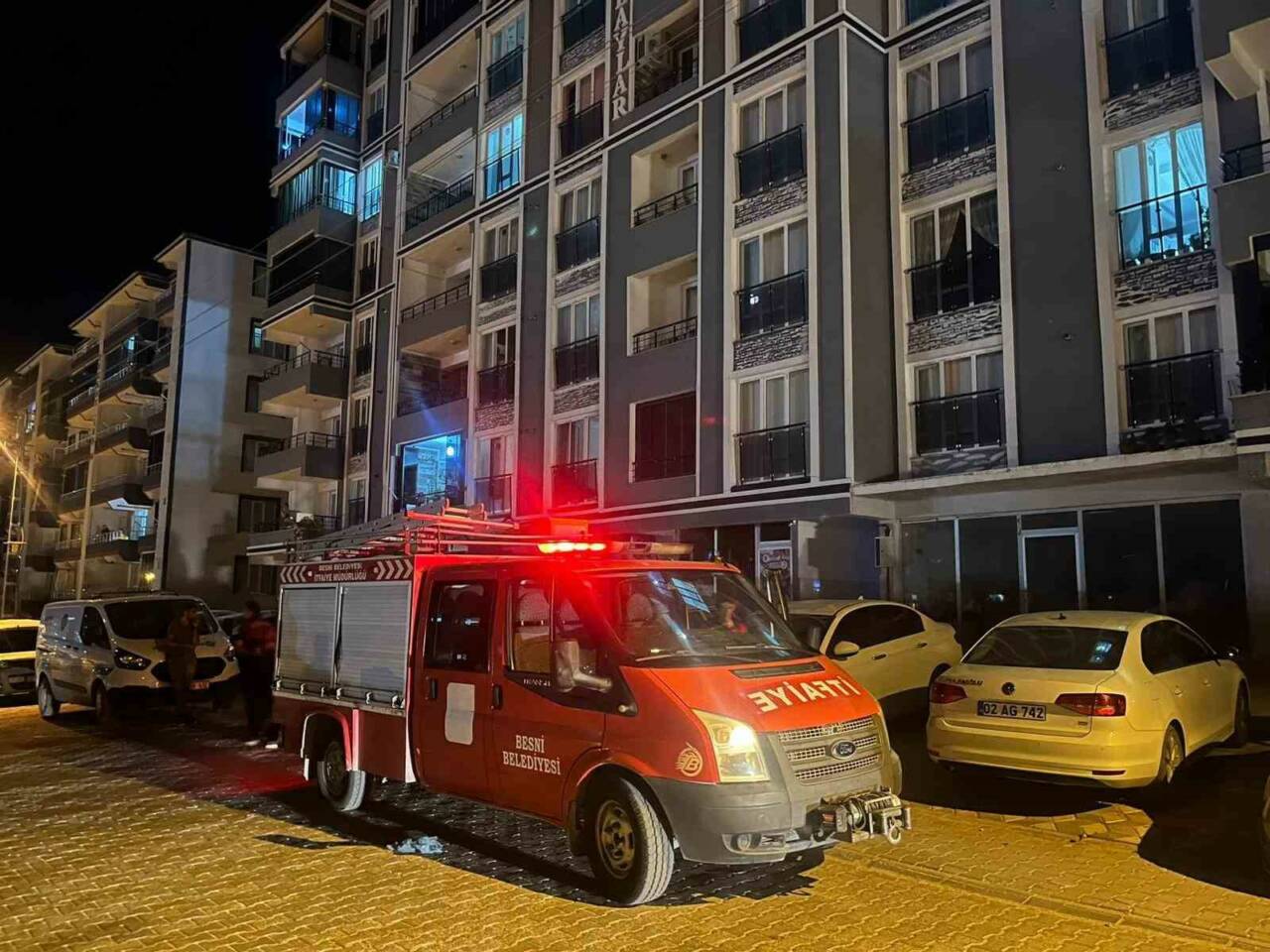 Adıyaman’ın Besni ilçesinde bir apartmanda meydana gelen gaz kokusu paniğe