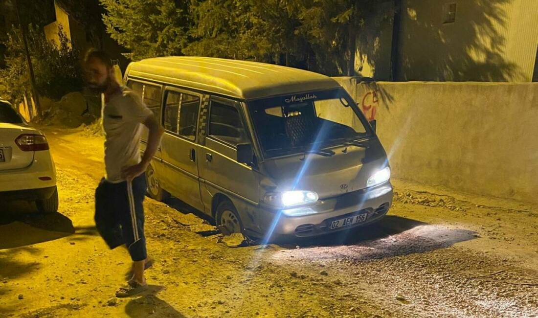 Adıyaman’da bir araç, tam doldurulmayan alt yapı çukuruna girerek mahsur