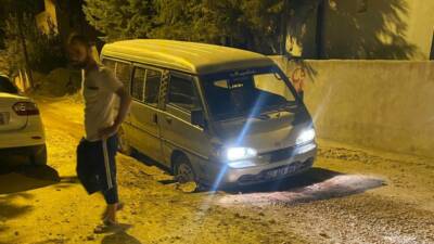 Adıyaman’da bir araç, tam doldurulmayan alt yapı çukuruna girerek mahsur