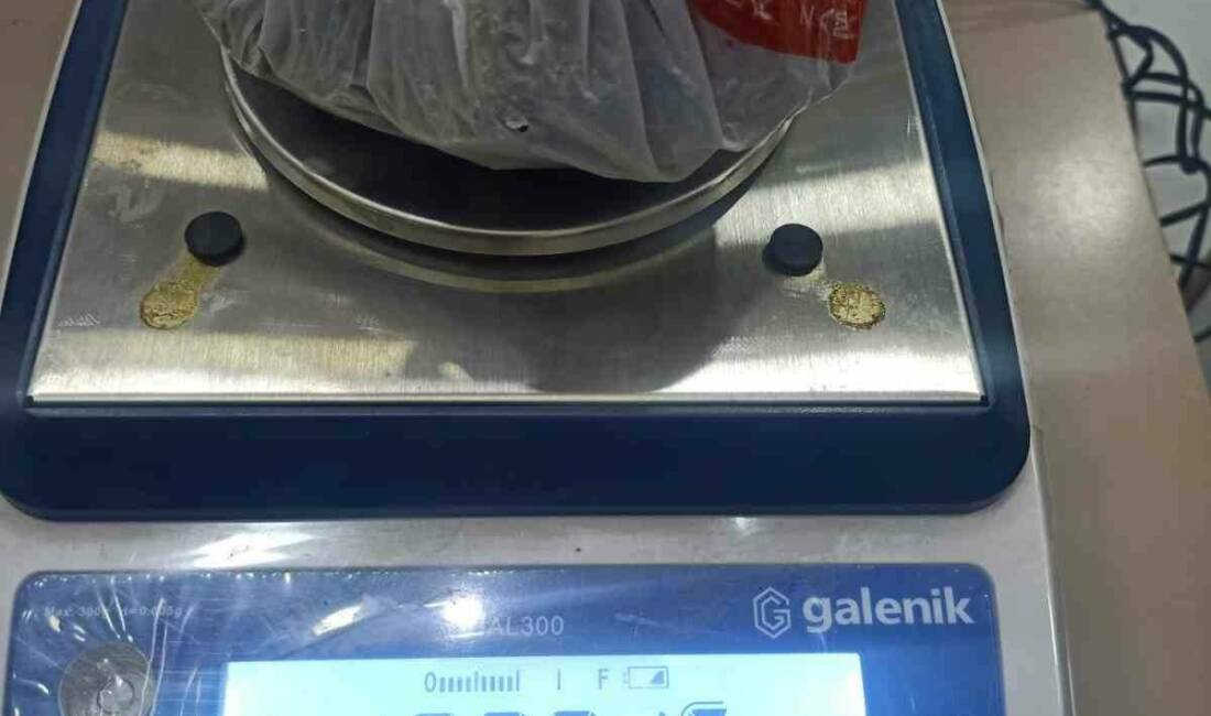 Şanlıurfa'da polis, dur ihtarına uymayan motosikletlinin attığı poşetten uyuşturucu çıktı.