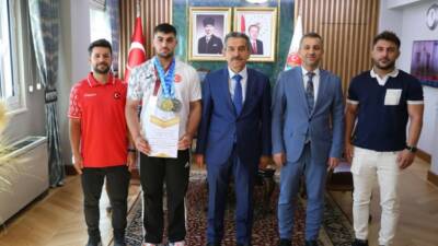 Avrupa Halter Şampiyonası’nda Avrupa rekoru kıran ve Türkiye şampiyonalarında 3