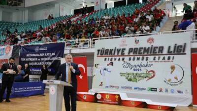 Gençlik ve Spor Bakanı Osman Aşkın Bak, Diyarbakır'a spor yatırımlarının