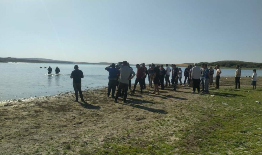 Atatürk Baraj Gölü'nde boğulma tehlikesi geçiren 3 çocuktan 2'si kurtarılırken,